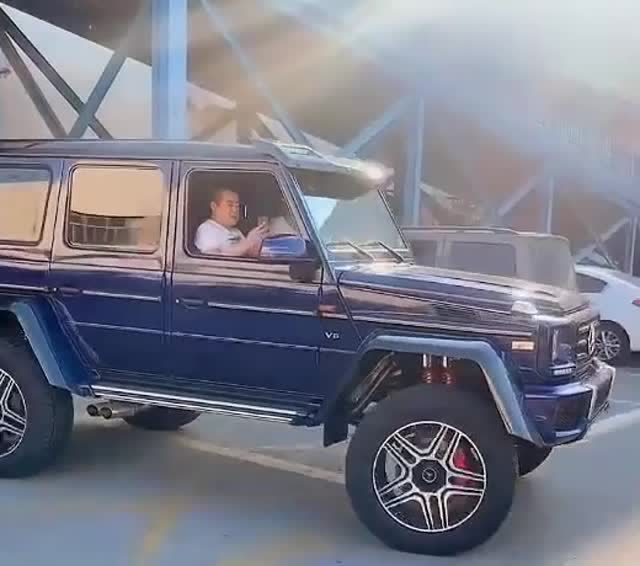 高富帅开的豪车"奔驰大g",外观帅气十足,太酷了!