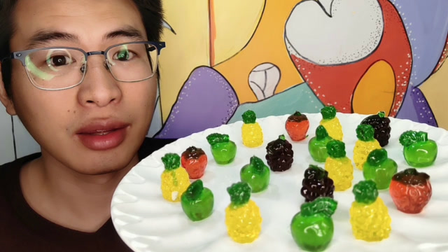 眼镜哥吃趣味零食"水果软糖",晶莹剔透颜值高,香浓果味好弹牙