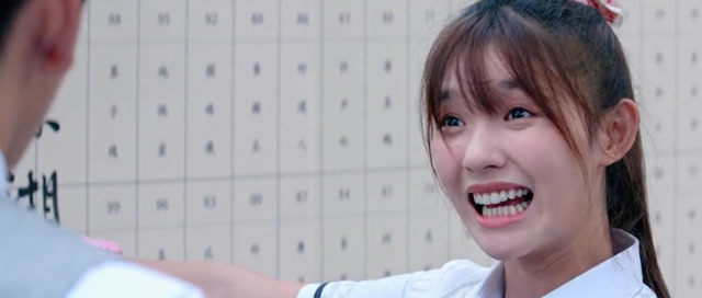 一吻定情:袁湘琴终于考进了第一百名,开心得笑了起来