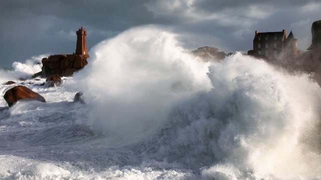 日本岛屿惨遭天灾!几尺高巨浪冲击城市,战机瞬间报废!