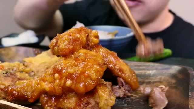 韩国吃播小哥,吃香浓辣酱炸鸡腿,看着口水直流啊