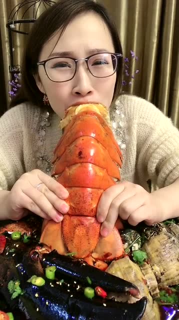 什么家庭条件敢吃十斤的大龙虾,小姐姐不会是土豪吧