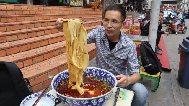 挑战兰州超级大碗牛肉面,碗比盆大一碗卖68,吃面像在吃火锅!