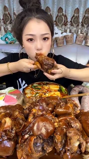 论吃肉就服这位女主播,拿着脱骨猪蹄往嘴里塞,嘴里塞满了还要塞
