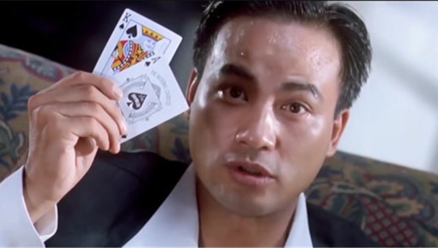 华哥这操作有点秀呀,花式玩扑克,我怀疑他是魔术师