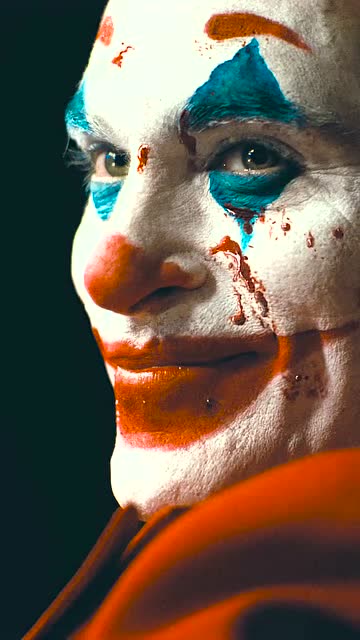 未曾想过,原来小丑是这样给自己化妆的,网友:这得多伤皮肤啊!