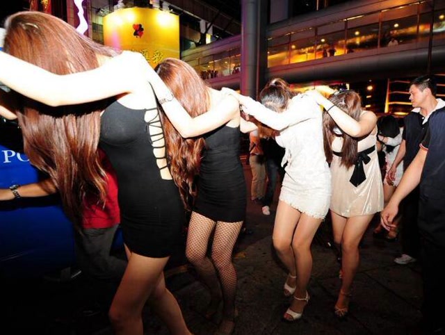 珍贵影像:"天上人间"让嫖客挑选有感觉的小姐,方式有多淫邪?