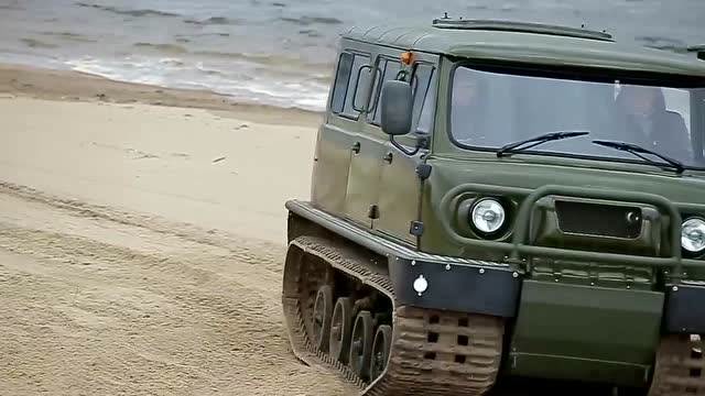 俄罗斯履带式全地形车,沼泽,河流,沙滩照样冲过去!