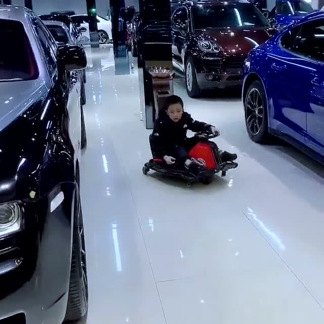 这就是有钱人家的孩子,在4s店敢这么豪横,看得我心都悬起来了