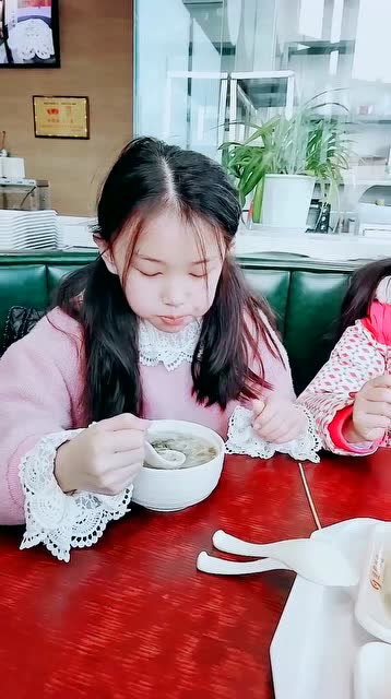 童模宋小睿吃饭的样子真可爱一看就是有淑女的气质