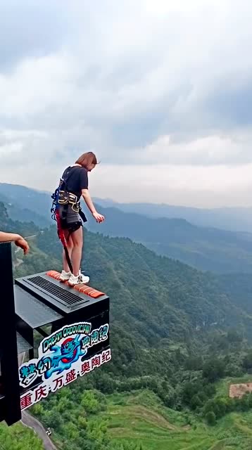 奥陶纪风景区悬崖蹦极大侠竟然没敢往下跳