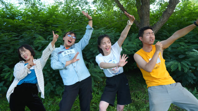 暑期表演课,师生模仿《家有儿女》名场面,大圣想把头发染成绿的