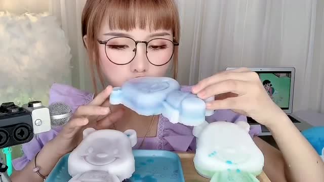 声控吃播小姐姐挑战另类美食小熊形状的蜡瓶糖外皮真的是蜡做的吗