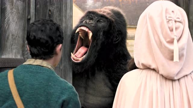 电影:刚敲开门,没想到里面出现了大猩猩,自己先晕倒!