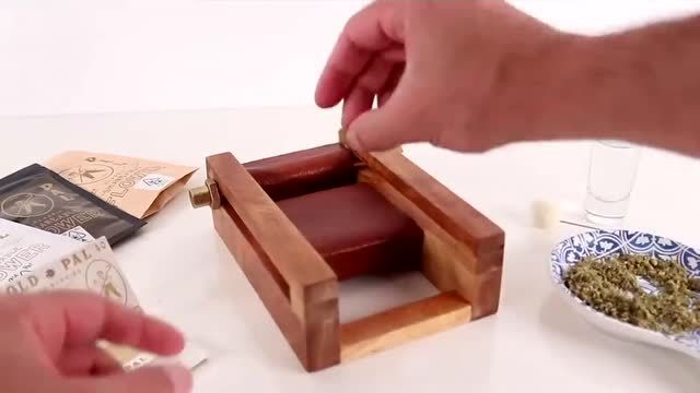 用木头自制一台卷烟机真佩服这动手能力