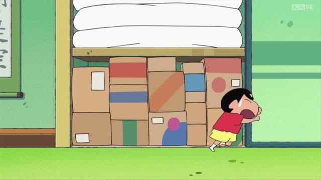 蜡笔小新:小新想有个自己的房间于是推开壁橱门让杂物全滚了出来