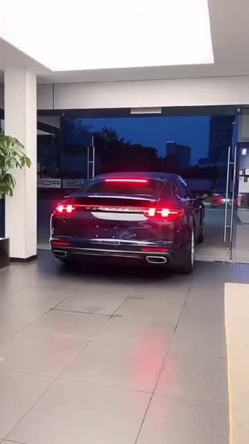 全新款保时捷帕拉梅拉尾灯设计的太有个性了