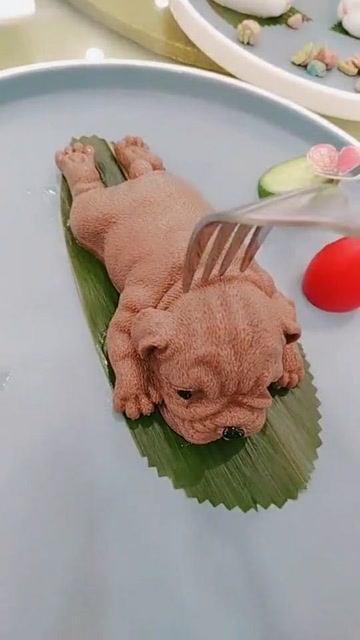 好残忍,一刀下去,狗头没有了!