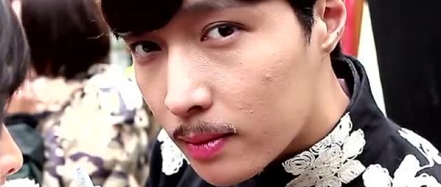 花絮:工作人员给张艺兴贴胡子,他想贴彭三鞭那种胡子