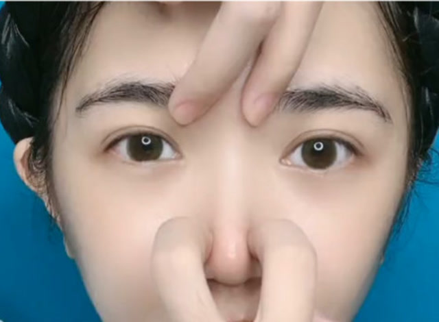 原来徒手真是能捏出高鼻梁,学会这两个动作,效果太棒了!