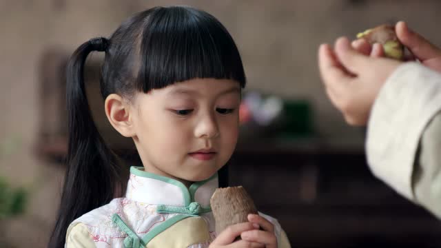 忍冬艳蔷薇:小男孩请小丫头吃红薯,真是太可爱了