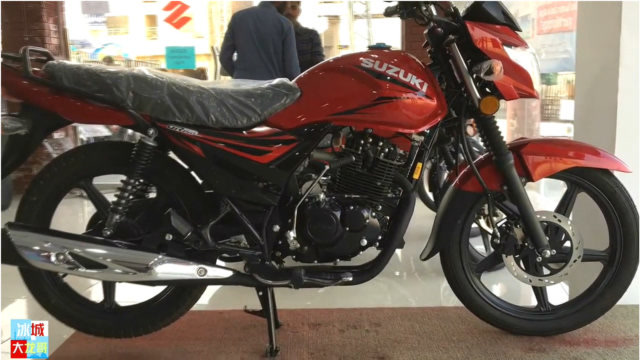 铃木150街车到店实拍,排量适中,造型复古,代步通勤神器!