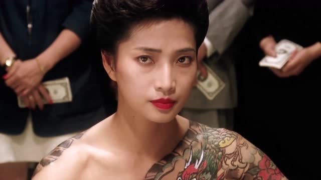 盘点电影三大筛盅女王,柳岩居然也开始玩筛子了,动作潇洒流畅!