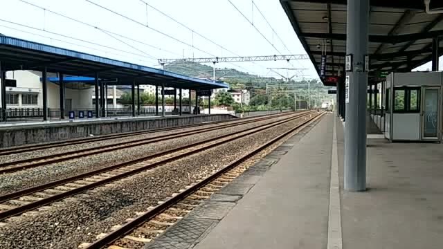 了不起的重庆#,从成都方向来的动车正在驶入潼南站…@头条城市圈