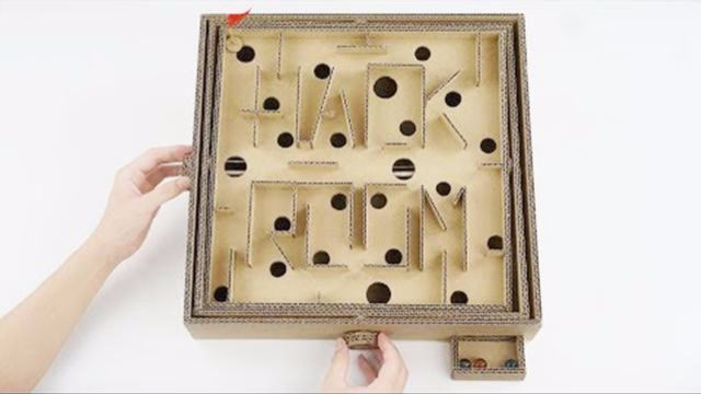 脑洞大开!小伙用纸板制作的迷宫游戏,这手动能力真是强啊!