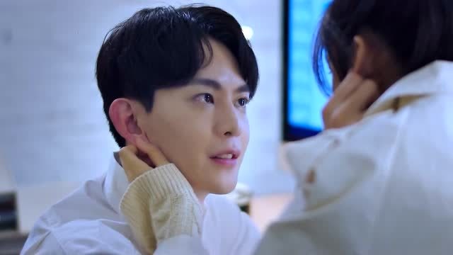 《拾光里的我们》陆珈揪徐嘉修耳垂:我文采那么好高中的时候也没把你