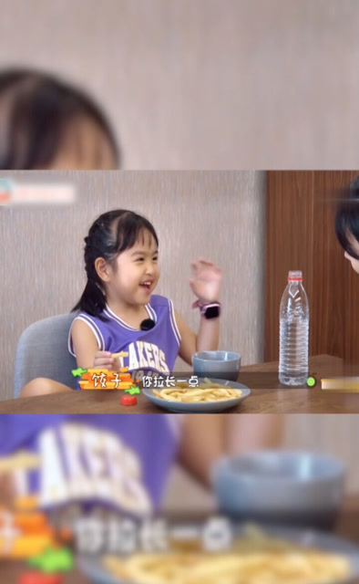 包贝尔女儿饺子古灵精怪,套路杨子姗说最甜的话,变行走的表情包惹人爱