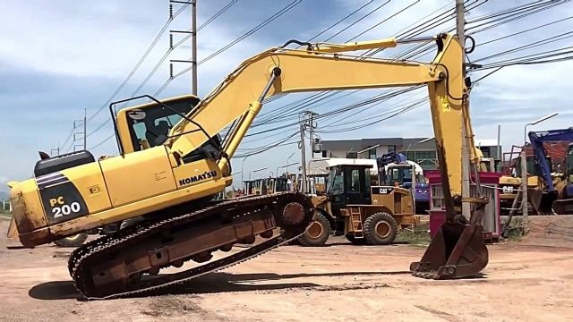 小松200-8挖掘机,在公路上一套动作,师傅真会玩
