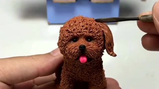 泥人捏了个狗狗,和现实中的狗狗太像了,狗狗:我怎么这么可爱!