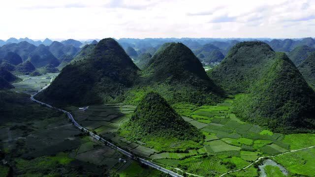 峰峦叠嶂,群山罗列,真是个山美水美的风水宝地!
