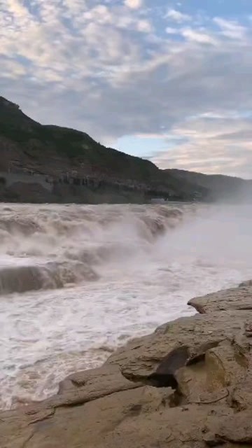 壶口瀑布,奔流不息,气势如虹