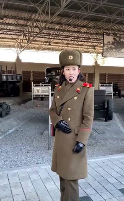实拍朝鲜美女军官,穿制服的样子,真是太漂亮了!