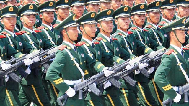 1999我国世纪大阅兵,徒步方队正步劈枪出场,场面真是震撼人心