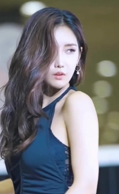 韩国顶级车模柳多妍,经典动作百看不厌,现场车迷大饱眼福!