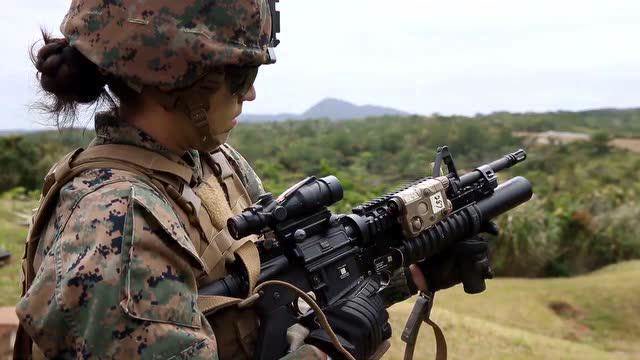 m32a1榴弹发射器射击演练,看似榴弹挺大,声音有点微弱