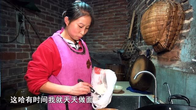 包立春洗猪圈,桃子姐做一盘肉饼,软香可口,一家人吃得津津有味!