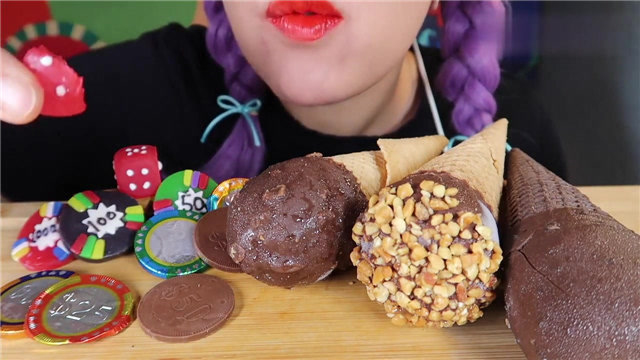 小姐姐吃冰淇淋脆皮蛋筒,看起来就很好吃的样子