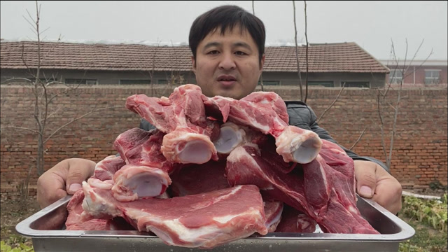 150元买了15斤猪胫骨,骨头小肉很多,一家人吃的美美哒,真过瘾