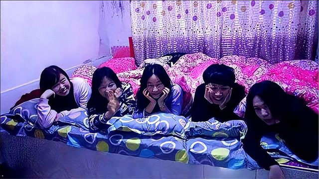 东北一家人睡同一个炕,一家人不会感觉尴尬吗?看完解开疑惑