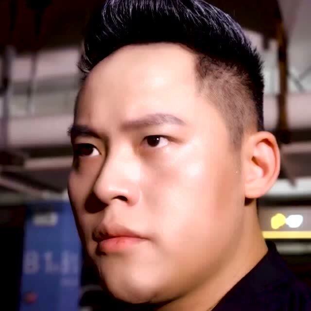 坚定的眼神,一脸的霸气,一个男人该有的样子