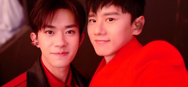 张杰 易烊千玺《亲戚》春晚舞台歌曲表演