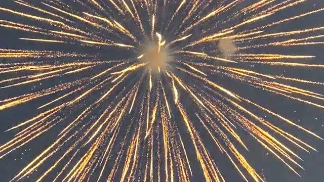 小伙在户外放八寸的礼花弹,看得我实在太心疼,就不能等天黑后再放吗?