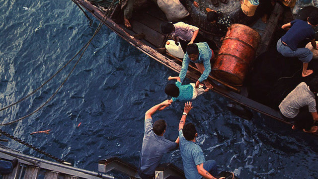 西贡大逃亡时期,为了多挤几个人,航母上的直升飞机都被推入海里