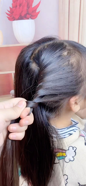 孩子头发少,这样扎两股拧有纹理感