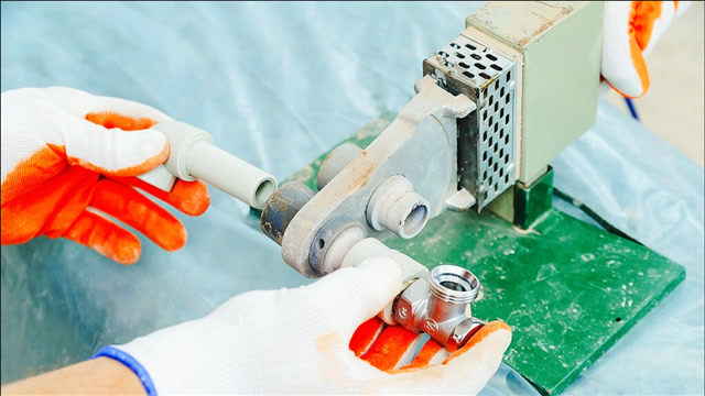 把ppr管塞到铁管里,转几圈就能做出螺纹,连接水管再不会漏水了