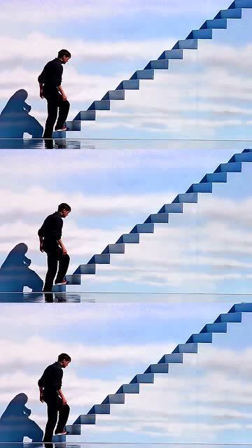 水往低处流,人往高处走!身陷低谷的你即使一瘸一拐,也得爬上山顶!